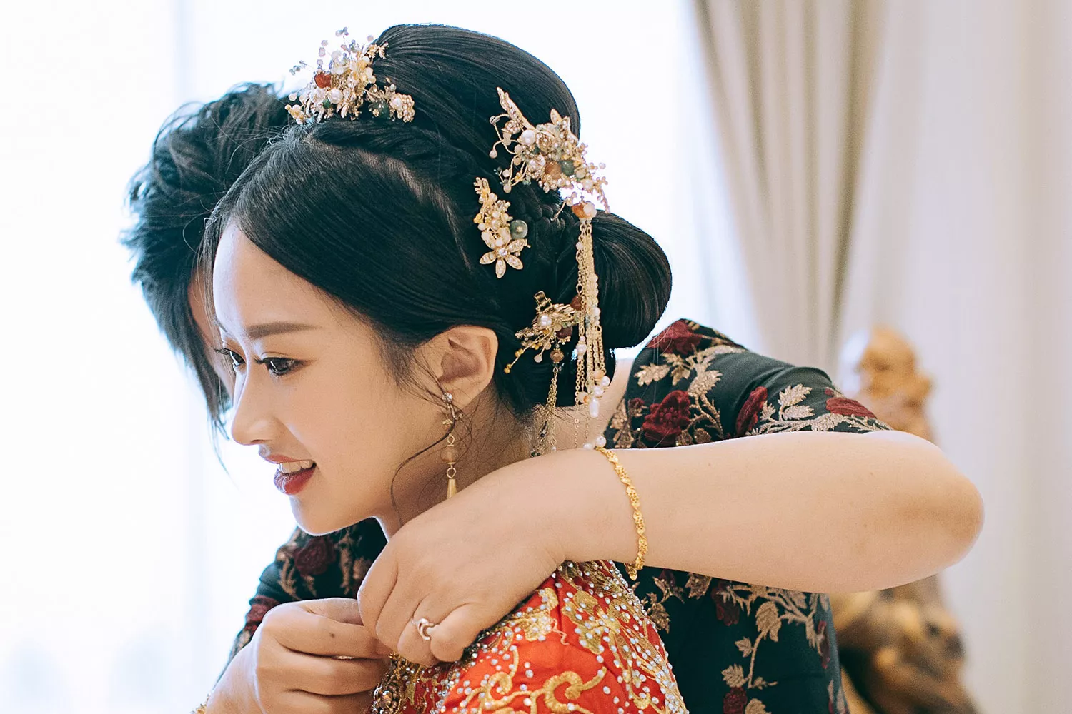 中式訂婚禮服的飾品搭配格外重要。